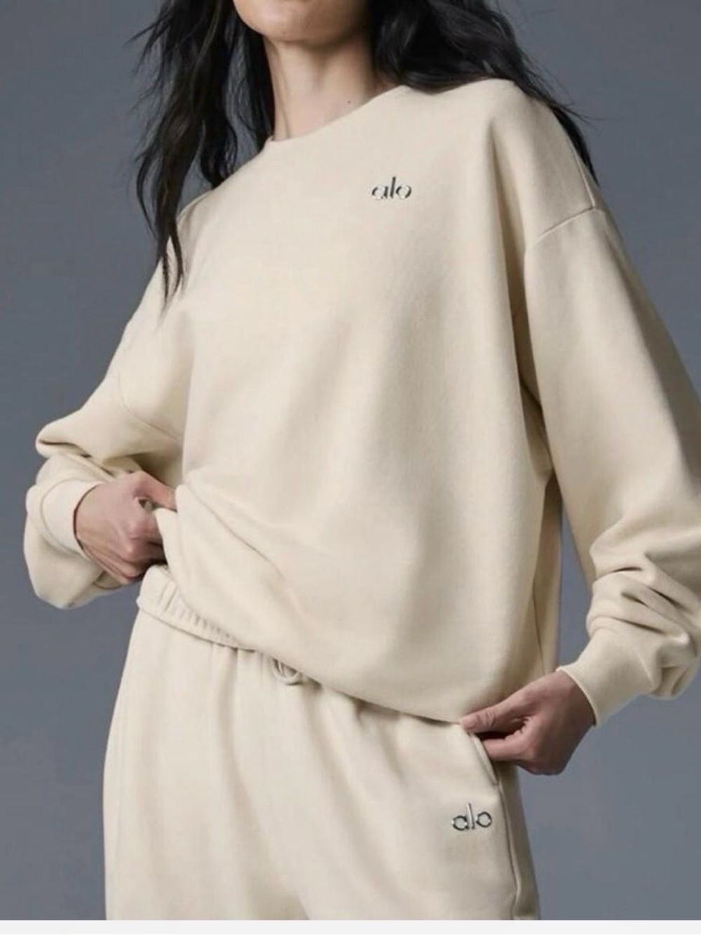 Alo Yoga oat milk crewneck sweatshirt
Size M